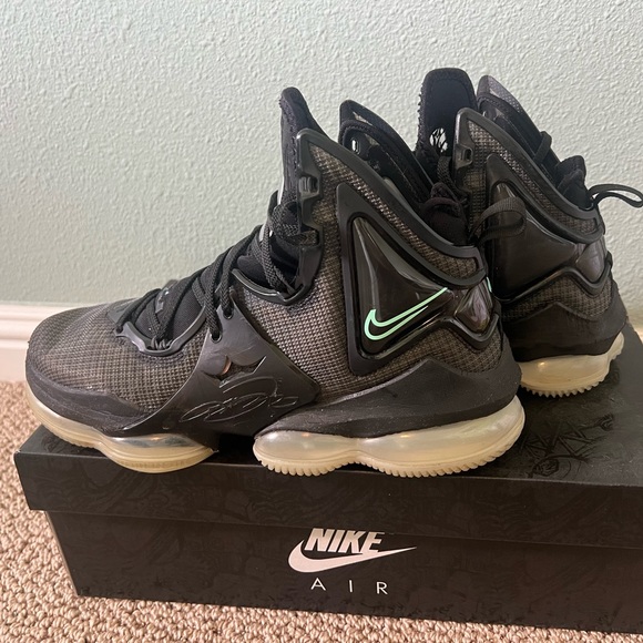 Nike Lebron XIX 19 "Black Green Glow" Mens
Basketball Shoes CZ0203-003 - Picture 3 of 6